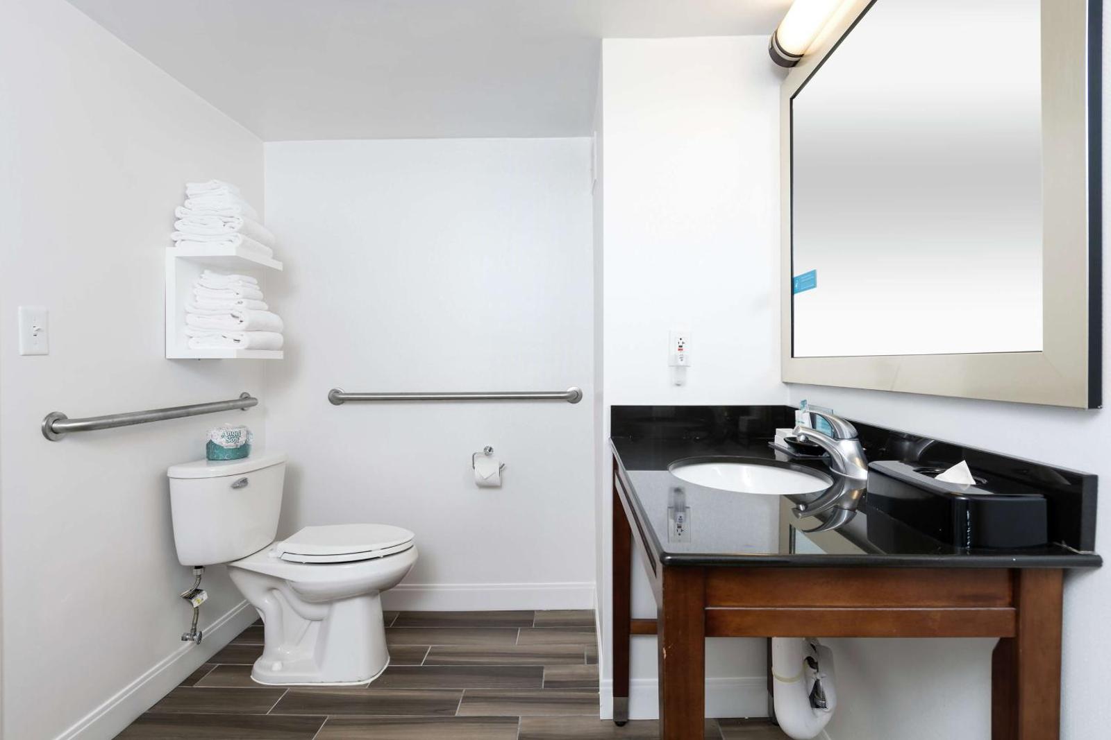 Hampton Inn & Suites Raleigh/Cary I-40 (PNC Arena)