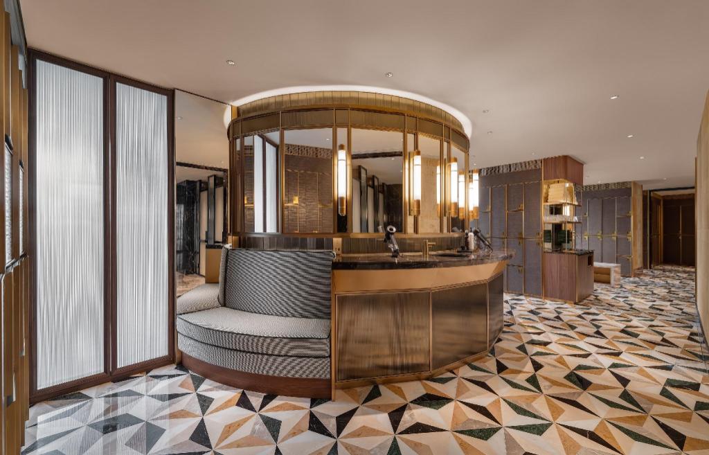Island Shangri-La Hotel