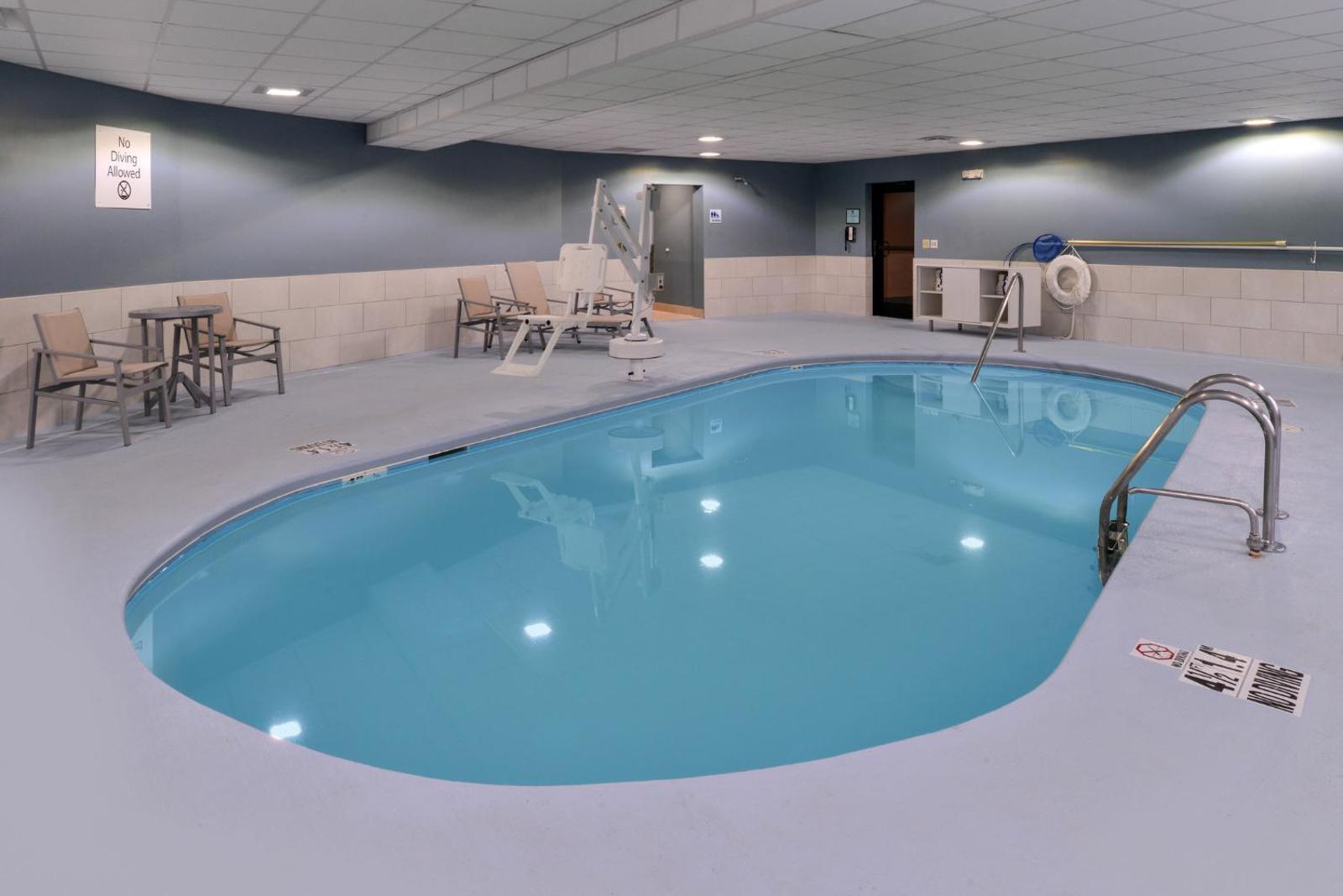Holiday Inn Express & Suites Raleigh NE - Medical Ctr Area